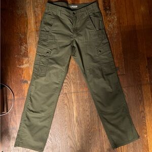 Men’s Carhartt Rugged Pants (RELAXED FIT)
COLOR: BASIL
SIZE: 30x32